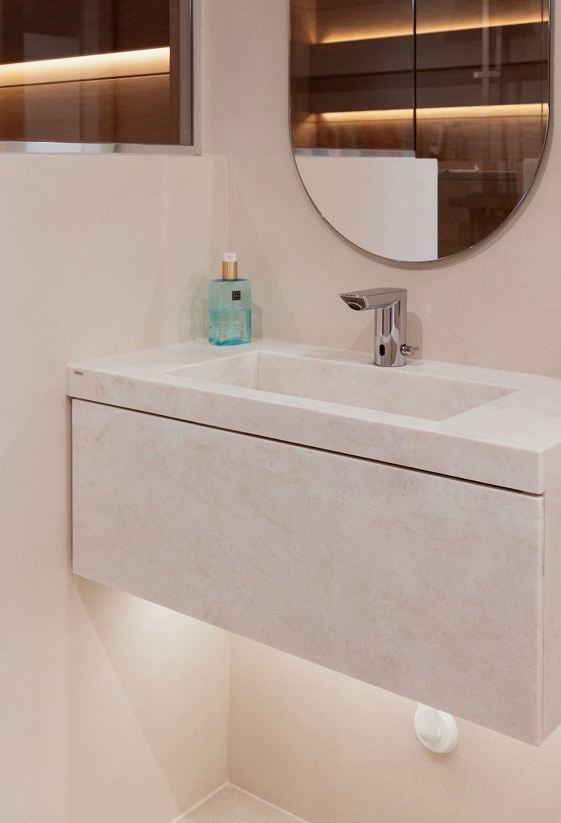 Illuminazione a strisce led sotto il lavello.